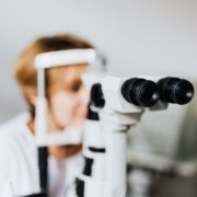 Exame oftalmológico com lâmpada de fenda